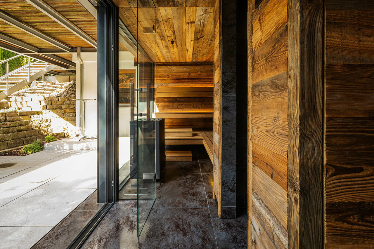 Luxus Außensauna in Altholz 84 Luxus Außensauna: individuell geplante und gebaute Gartensauna in Altholz mit Sauna, Ruheraum mit Wasserbett und Regendusche von Dornbracht