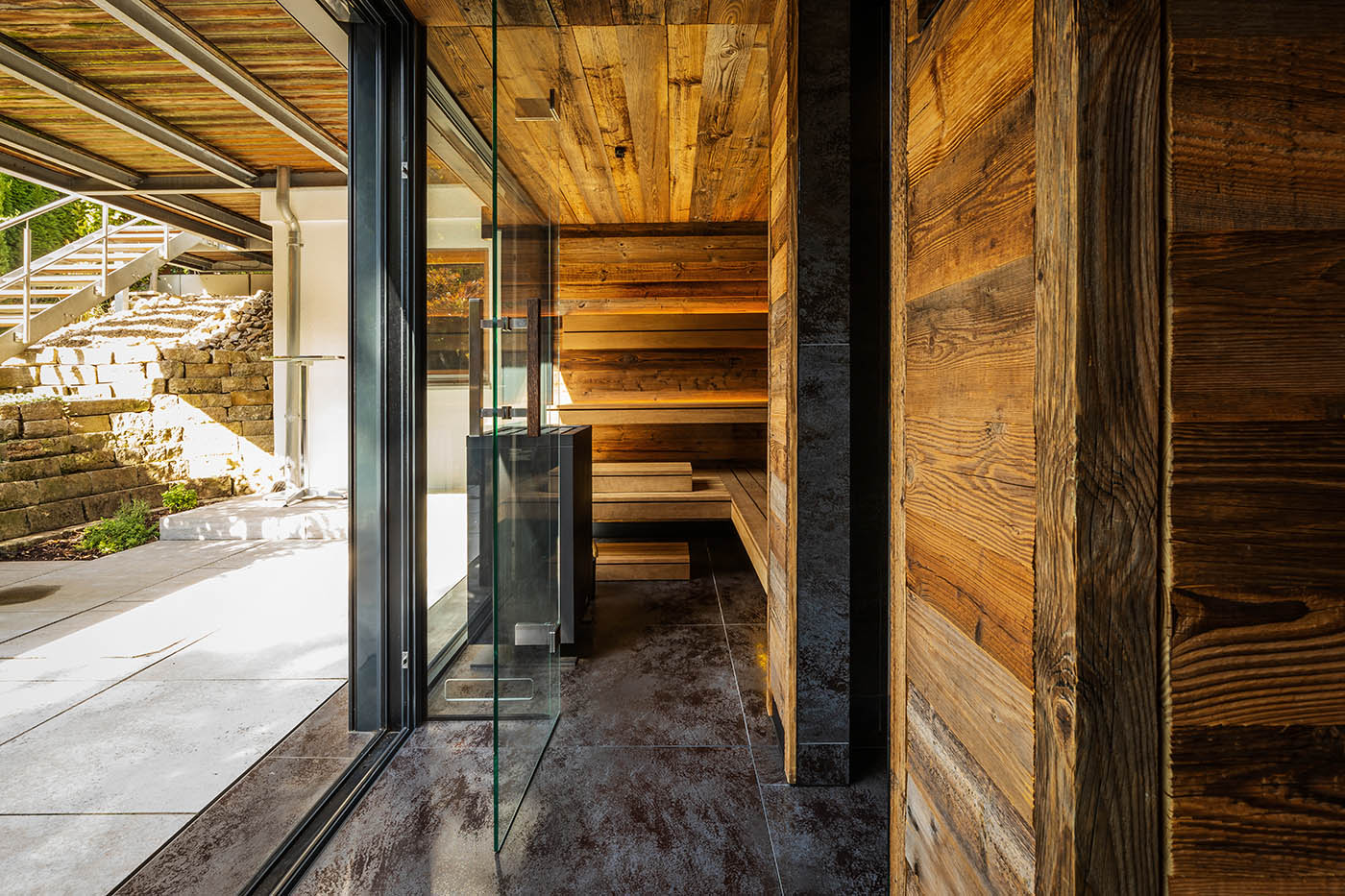 Luxus Außensauna in Altholz 115 Luxus Außensauna: individuell geplante und gebaute Gartensauna in Altholz mit Sauna, Ruheraum mit Wasserbett und Regendusche von Dornbracht