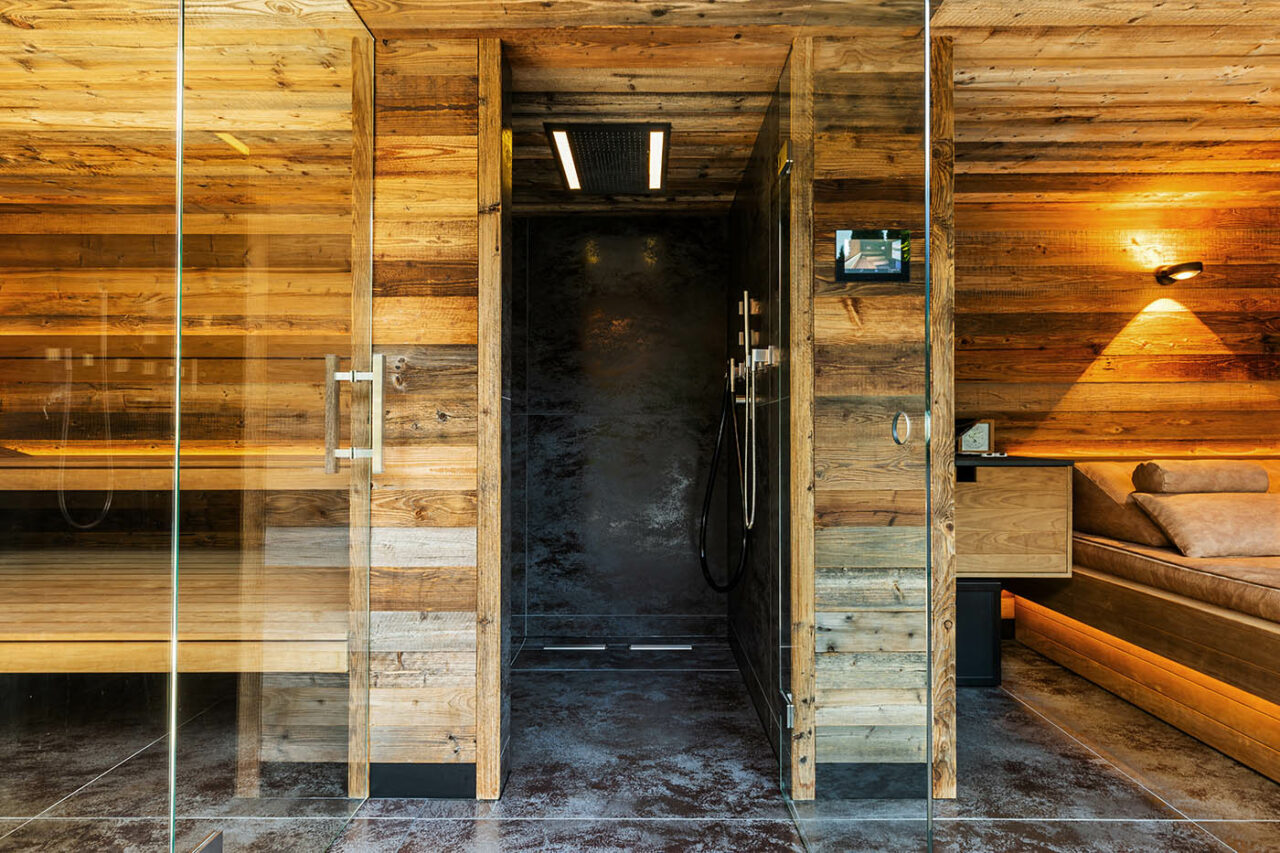 Sauna Ideen für Zuhause | 20 Top Projekte 22 Luxus Außensauna: individuell geplante und gebaute Gartensauna in Altholz mit Sauna, Ruheraum mit Wasserbett und Regendusche von Dornbracht sowie Verdunkelung von Warema