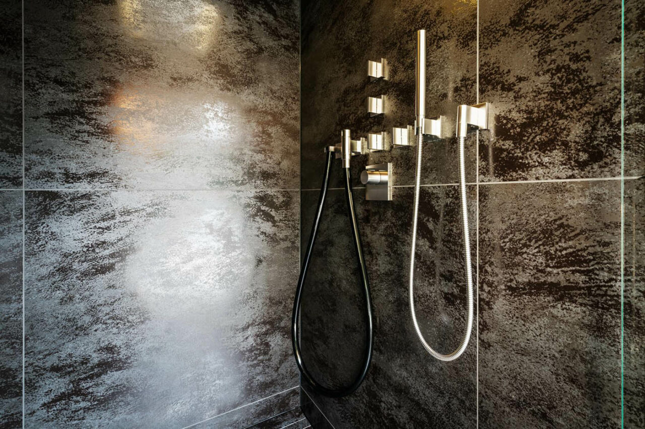 Luxus Außensauna in Altholz 81 Luxus Außensauna: individuell geplante und gebaute Gartensauna in Altholz mit Sauna, Ruheraum mit Wasserbett und Regendusche von Dornbracht sowie Verdunkelung von Warema