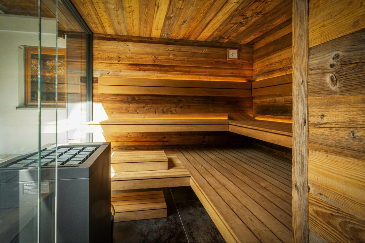 Luxus Außensauna in Altholz 86 Luxus Außensauna: individuell geplante und gebaute Gartensauna in Altholz mit Sauna, Ruheraum mit Wasserbett und Regendusche von Dornbracht sowie Verdunkelung von Warema