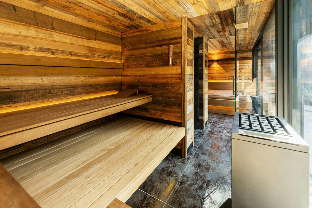 Gartensauna 33 Luxus Außensauna: individuell geplante und gebaute Gartensauna in Altholz mit Sauna, Ruheraum mit Wasserbett und Regendusche von Dornbracht sowie Verdunkelung von Warema