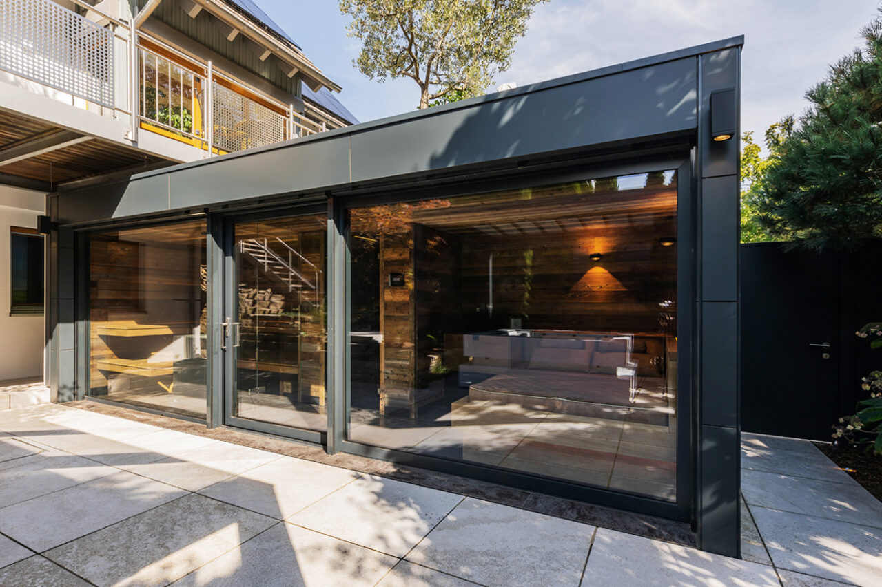 Außensauna: CUBUS XL Lärche Patina 62 Luxus Außensauna: individuell geplante und gebaute Gartensauna in Altholz mit Sauna, Ruheraum mit Wasserbett und Regendusche von Dornbracht sowie Verdunkelung von Warema