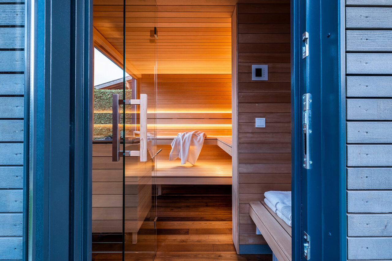 Moderne Gartensauna mit Vorraum 5 Moderne Gartensauna: Maßanfertigung mit Glas Elementen und Vorraum. Hochwertige Verarbeitung. corso sauna manufaktur.