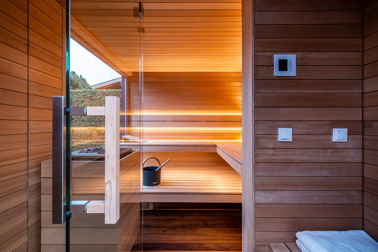 Moderne Gartensauna mit Vorraum 7 Moderne Gartensauna: Maßanfertigung mit Glas Elementen und Vorraum. Hochwertige Verarbeitung. corso sauna manufaktur.