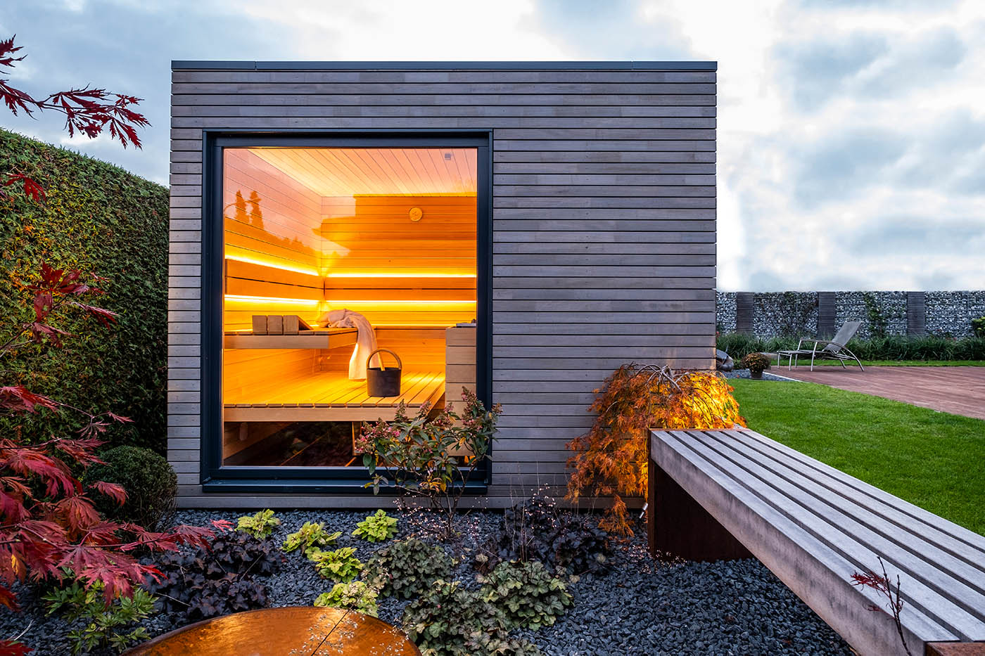 Moderne Gartensauna mit Vorraum 28 Moderne Gartensauna mit Vorraum: Maßanfertigung mit Glas Elementen und Vorraum. Hochwertige Verarbeitung. corso sauna manufaktur.