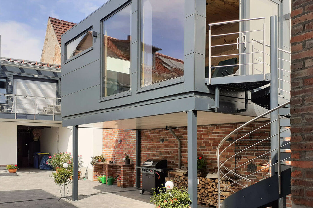 Außensauna auf Stahlkonstruktion 158 aussensauna innenhof 1 | corso saunamanufaktur