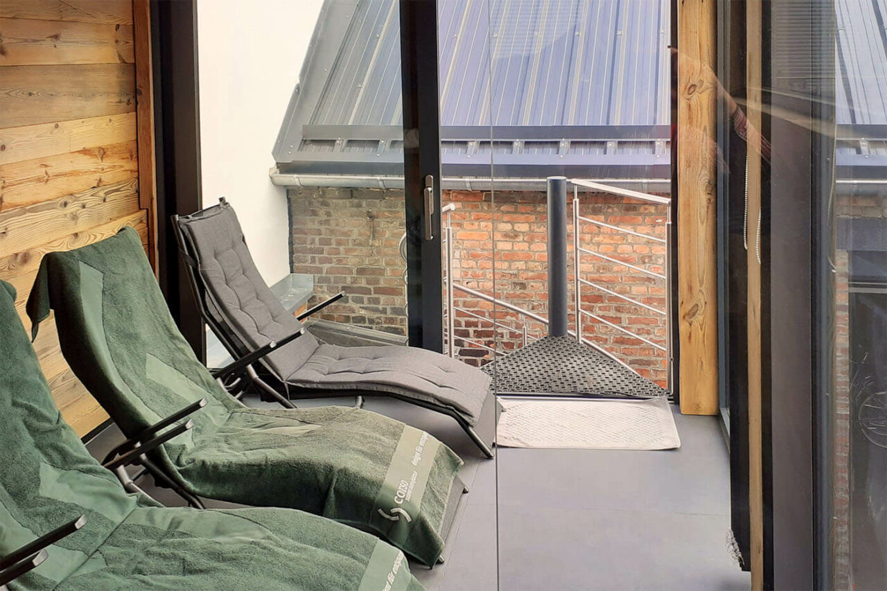 Außensauna auf Stahlkonstruktion 165 aussensauna innenhof 10 | corso saunamanufaktur