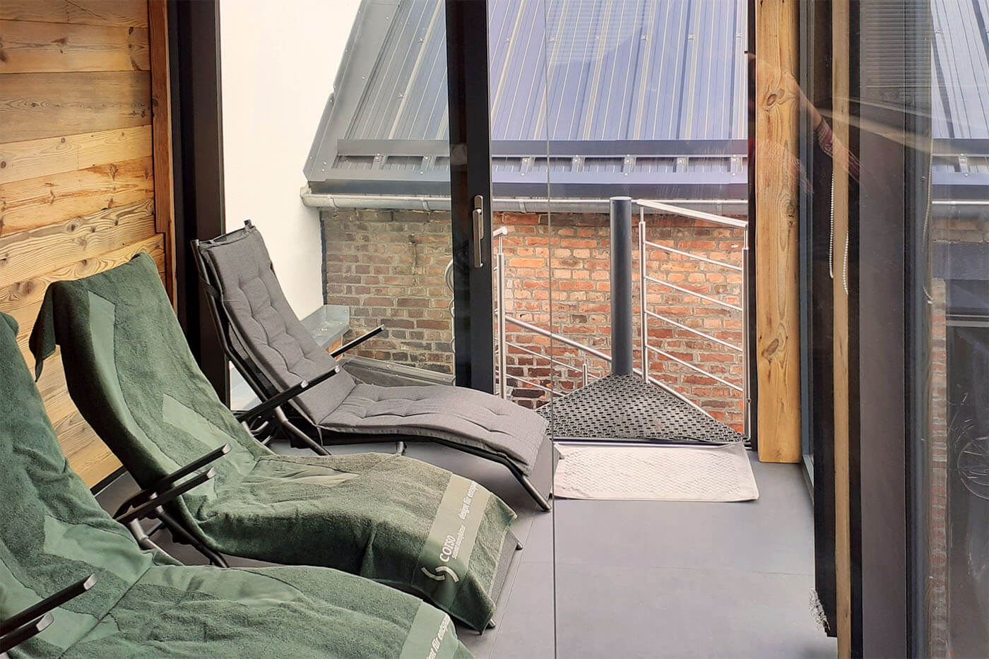 Außensauna auf Stahlkonstruktion 183 aussensauna innenhof 10 | corso saunamanufaktur