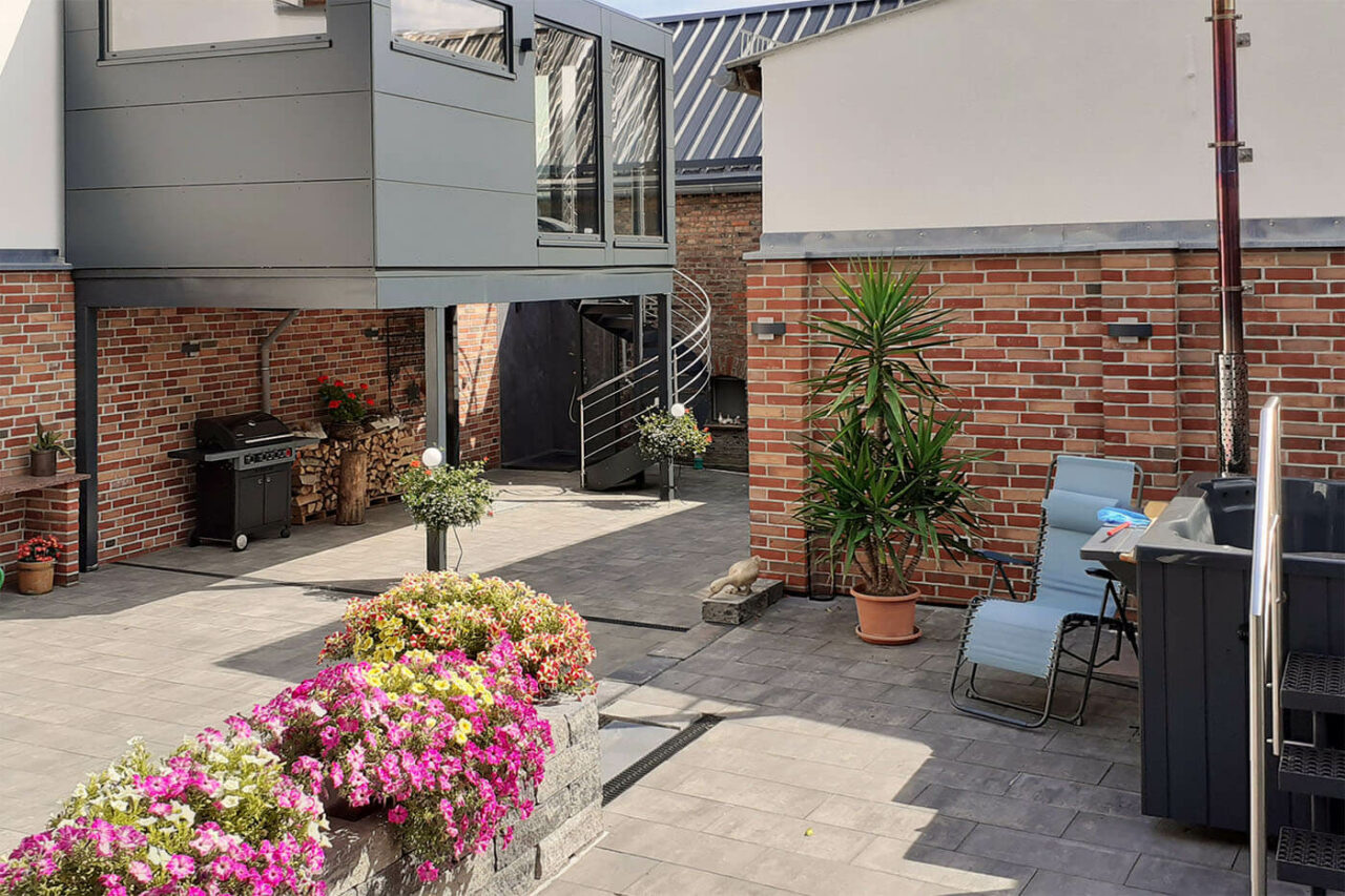 Außensauna auf Stahlkonstruktion 166 aussensauna innenhof 2 | corso saunamanufaktur