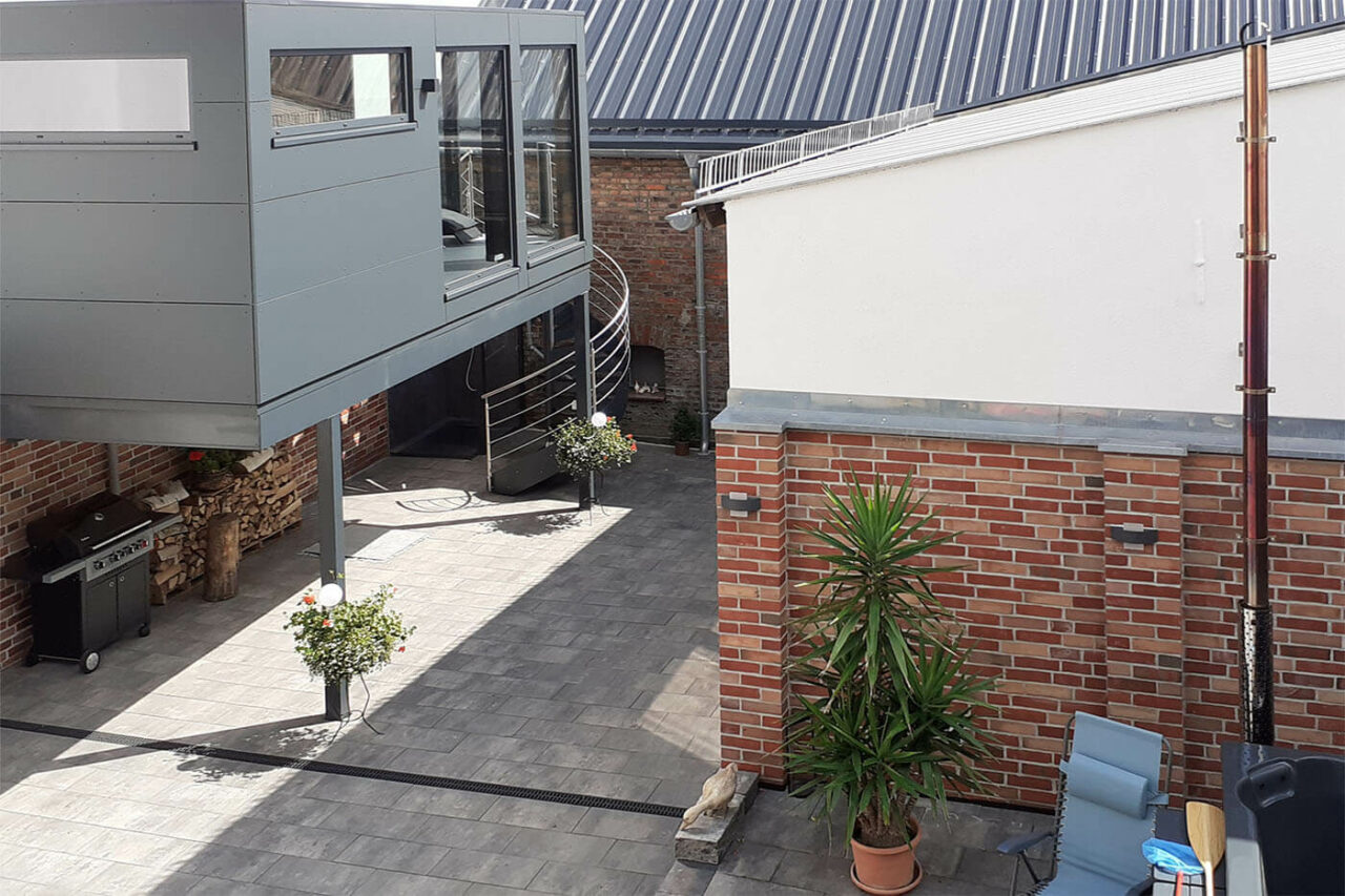 Außensauna auf Stahlkonstruktion 161 aussensauna innenhof 3 | corso saunamanufaktur