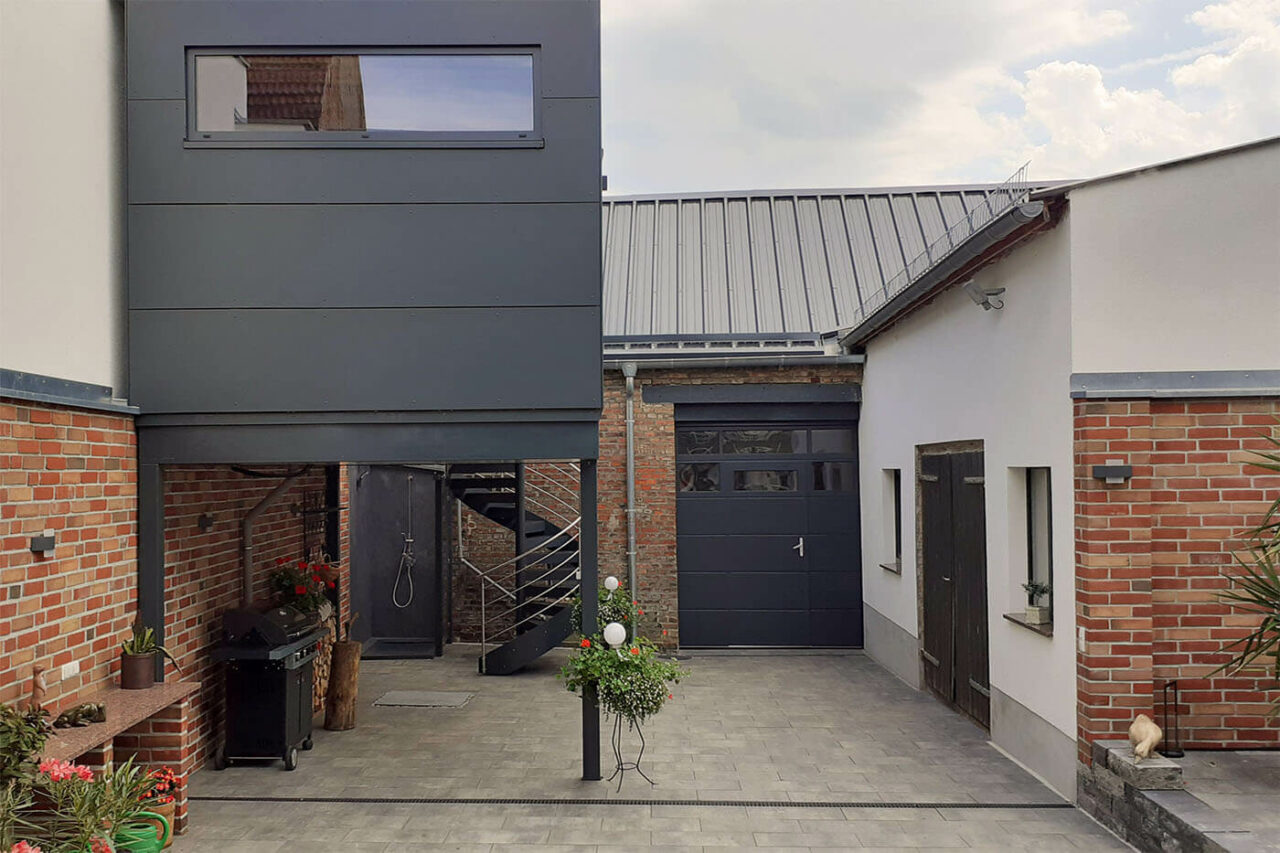 Außensauna auf Stahlkonstruktion 162 aussensauna innenhof 4 | corso saunamanufaktur