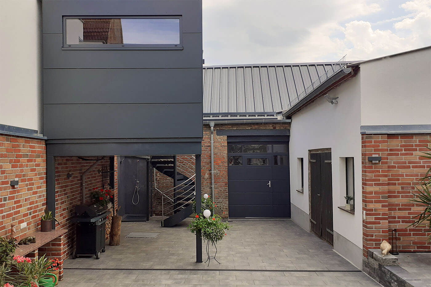 Außensauna auf Stahlkonstruktion 185 Außensauna mit Vorraum auf Stahlkonstruktion.