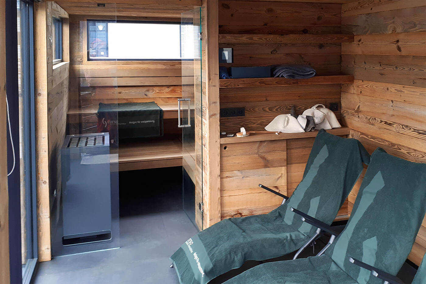 Außensauna auf Stahlkonstruktion 182 aussensauna innenhof 6 | corso saunamanufaktur