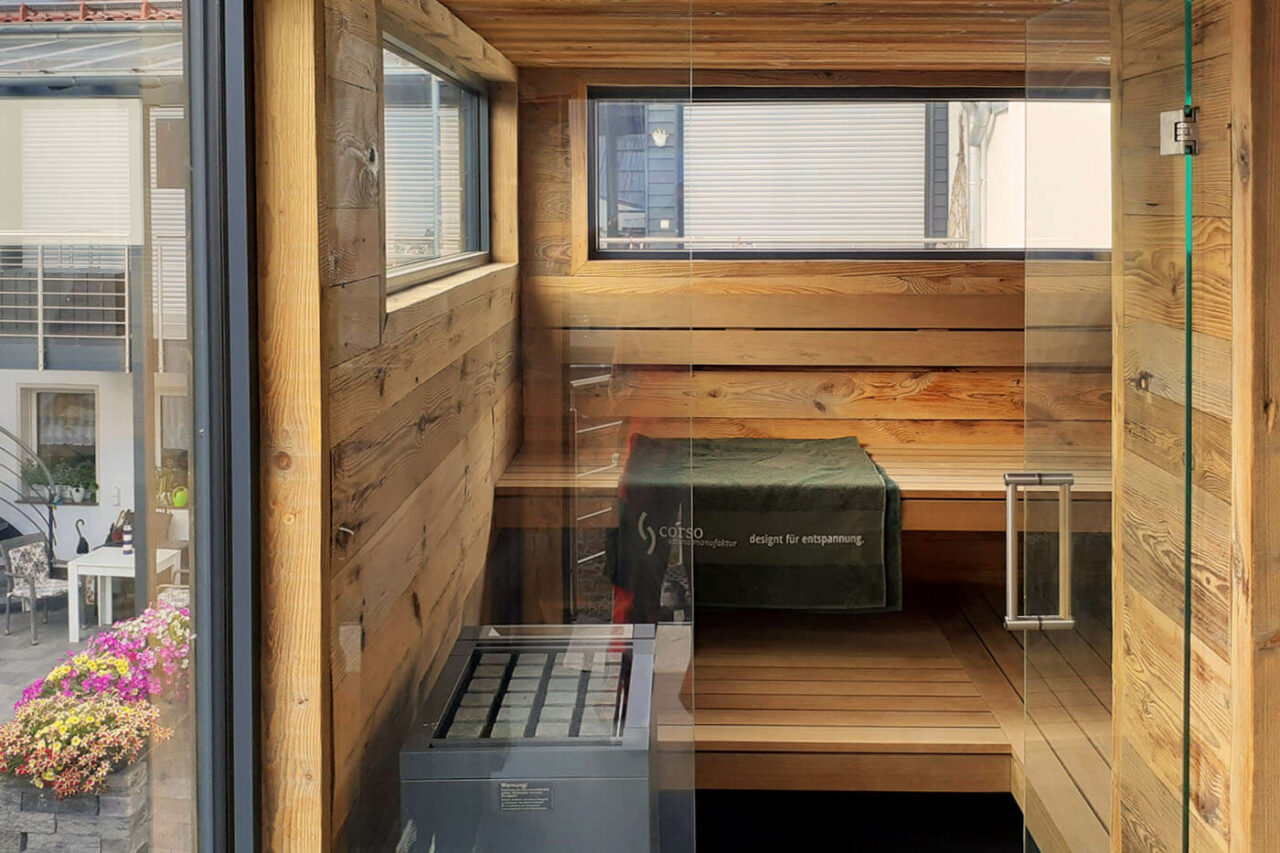 Außensauna auf Stahlkonstruktion 164 aussensauna innenhof 9 | corso saunamanufaktur
