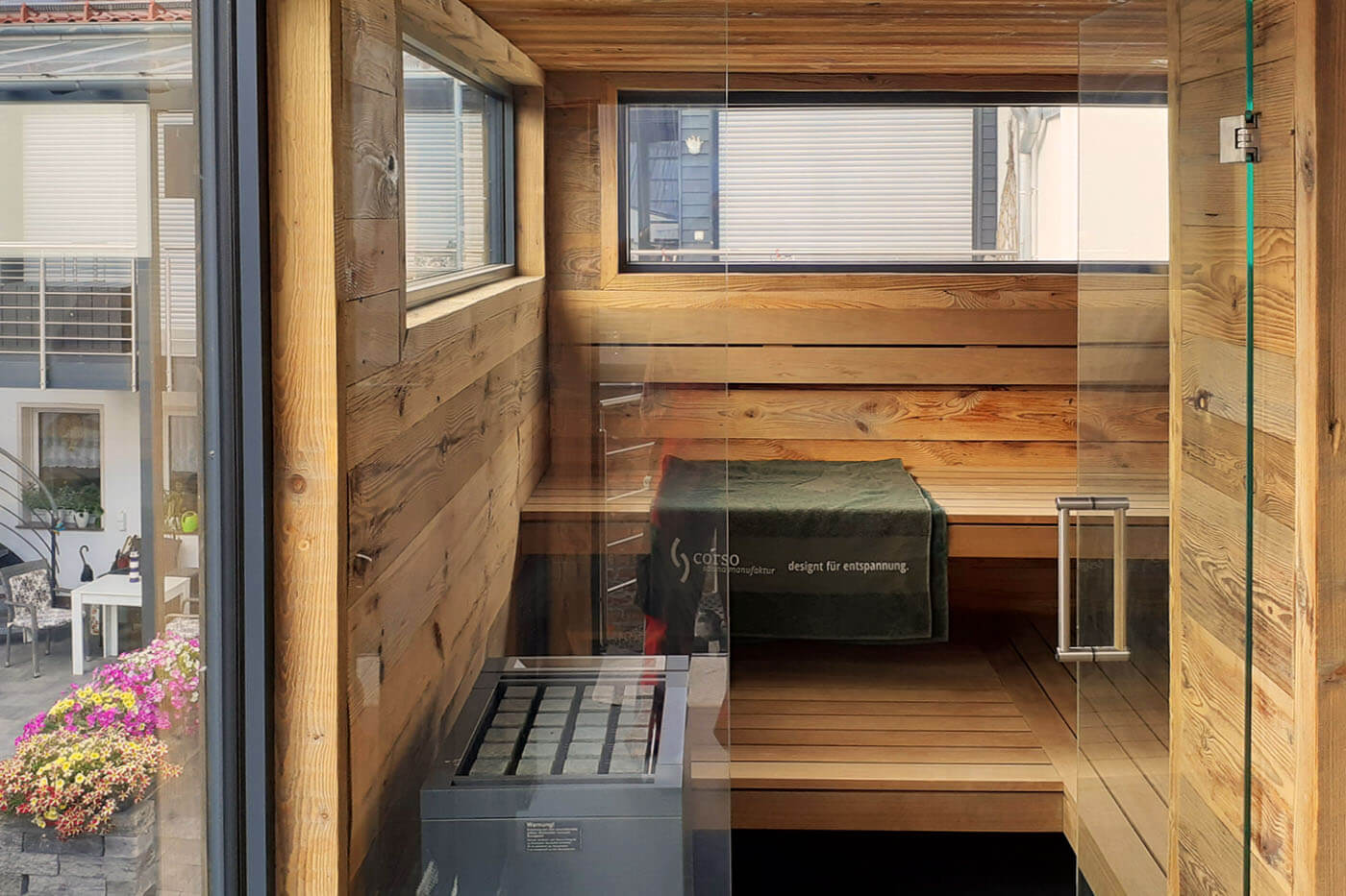 Außensauna auf Stahlkonstruktion 178 aussensauna innenhof 9 | corso saunamanufaktur