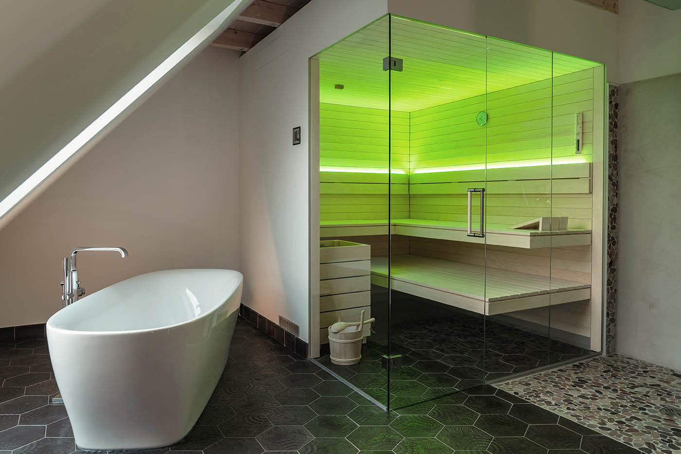 Klare Linien: Sauna mit Glasfront 16 Moderne Sauna mit Glasecke in klaren Linien. Maßanfertigung mit LED Beleuchtung der corso sauna manufaktur