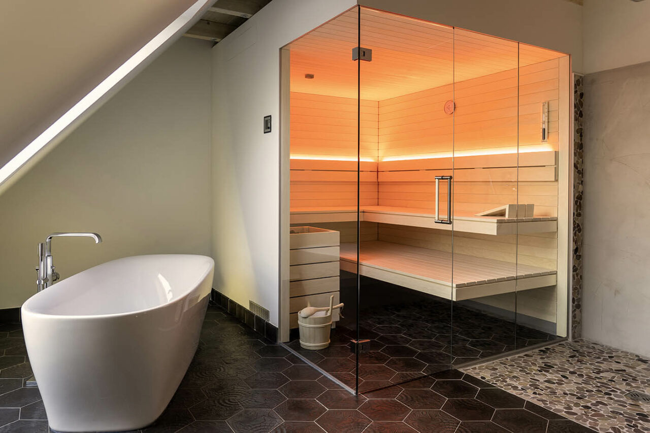 Sauna Stromverbrauch + Spar-Tipps 4 Moderne Sauna mit Glasecke in klaren Linien. Maßanfertigung mit LED Beleuchtung der corso sauna manufaktur