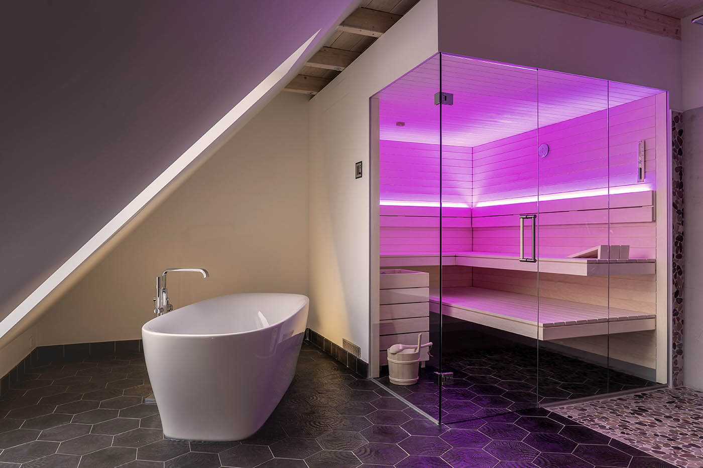 Saunaholz: Espe | gerade Kante 109 Moderne Sauna mit Glasecke in klaren Linien. Maßanfertigung mit LED Beleuchtung der corso sauna manufaktur