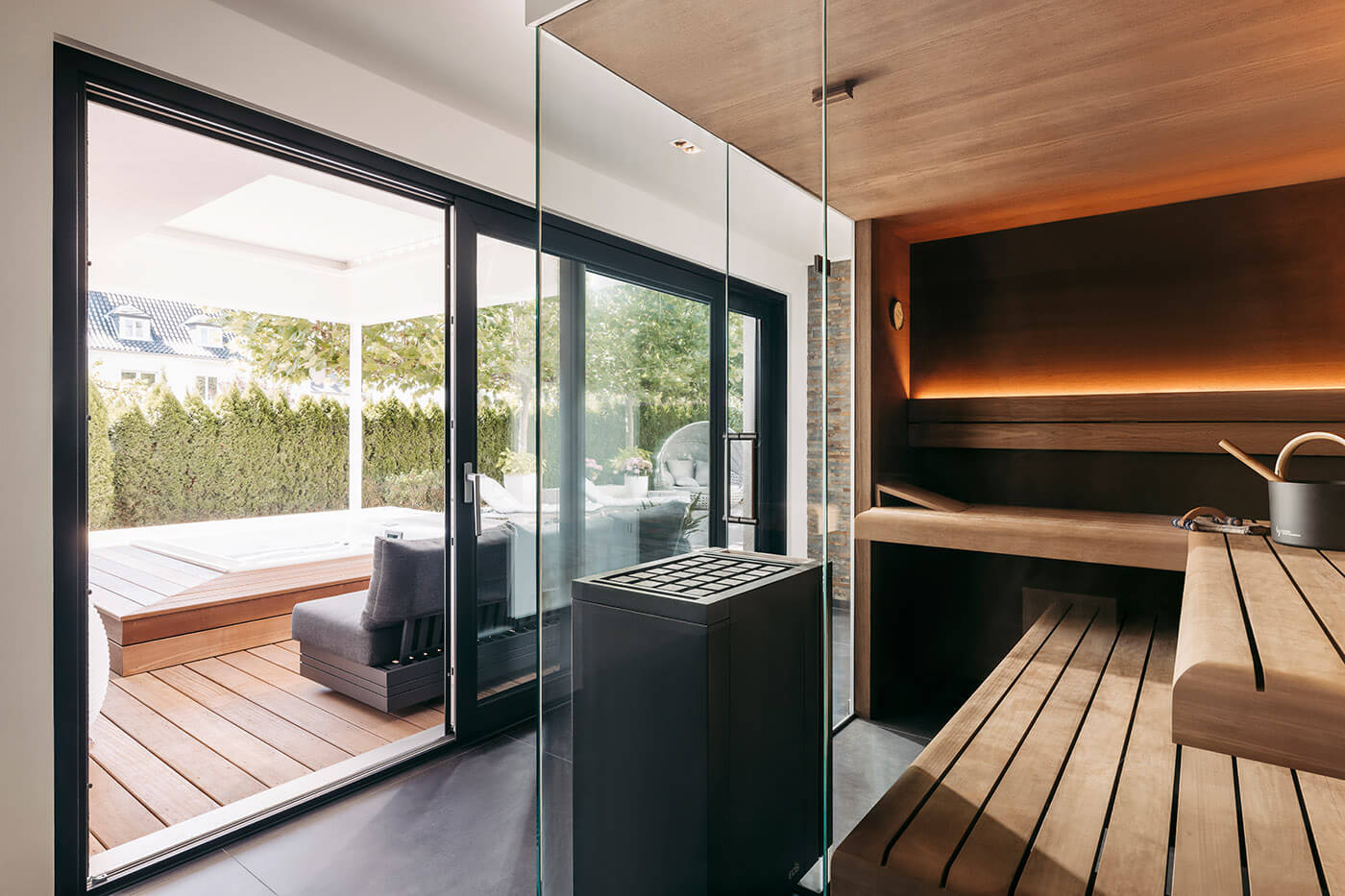 Design Sauna mit Ausblick 113 Sauna Massanfertigung Thermo Eiche 4 | corso saunamanufaktur