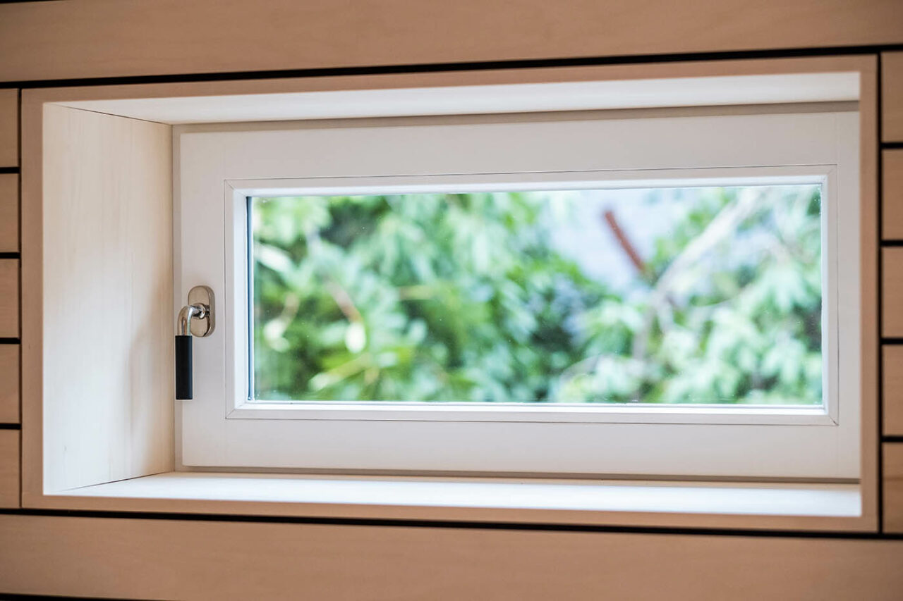 Sauna mit Fenster nach draußen 8 Design Sauna mit Fenster nach draußen. Sauna mit Dachschräge nach Maß in hellem Holz. Große Glasfront, nach außen verlängerte Bänke und LED Beleuchtung. Frei stehender Saunaofen und schwebende Saunabänke.