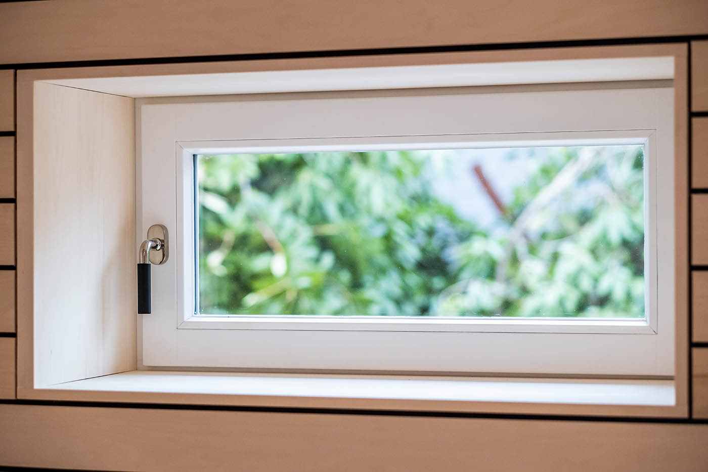 Sauna mit Fenster nach draußen 21 Design Sauna mit Fenster nach draußen. Sauna mit Dachschräge nach Maß in hellem Holz. Große Glasfront, nach außen verlängerte Bänke und LED Beleuchtung. Frei stehender Saunaofen und schwebende Saunabänke.