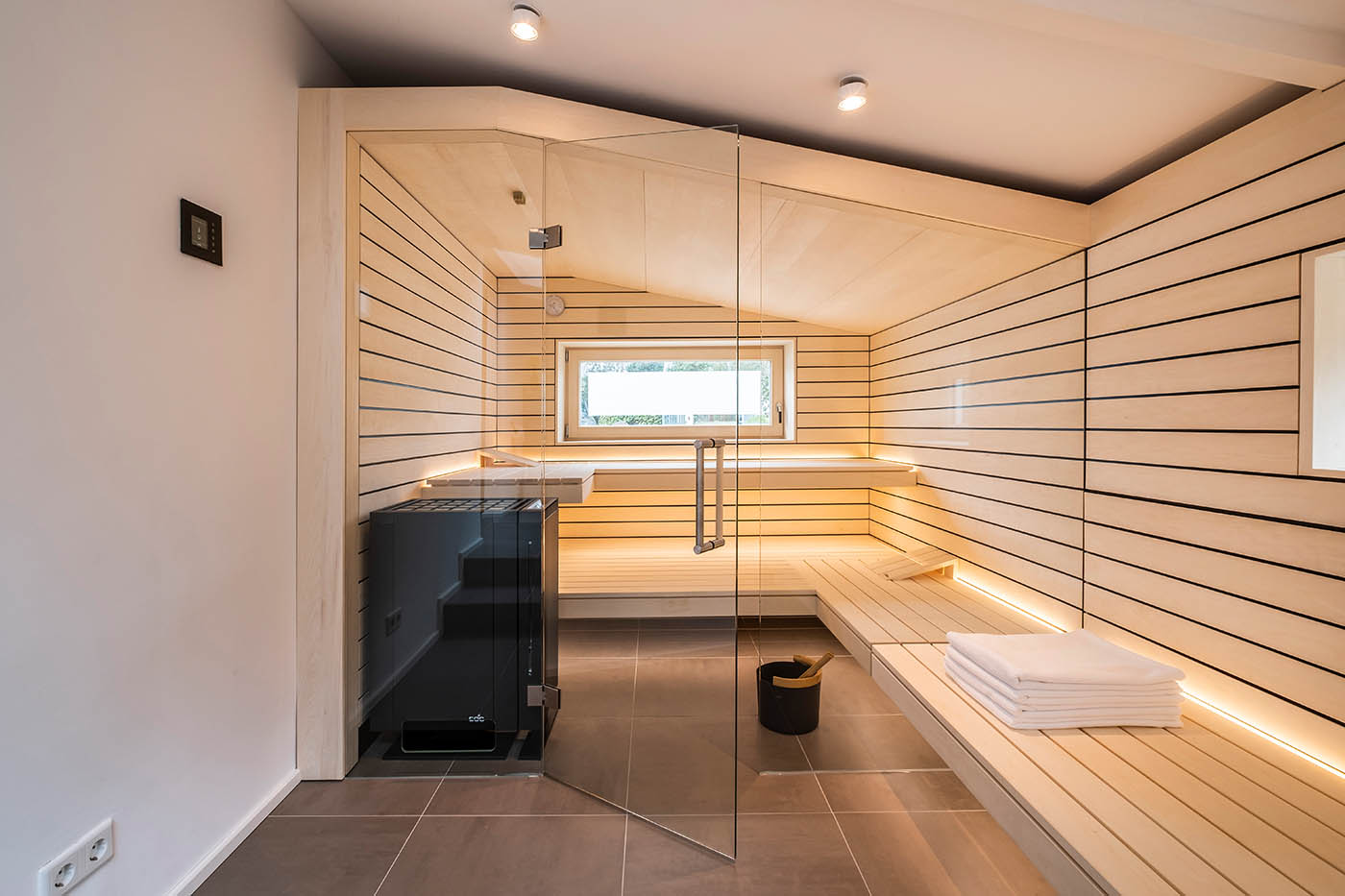 Sauna mit Fenster nach draußen 28 Design Sauna mit Fenster nach draußen. Sauna mit Dachschräge nach Maß in hellem Holz. Große Glasfront, nach außen verlängerte Bänke und LED Beleuchtung. Frei stehender Saunaofen und schwebende Saunabänke.