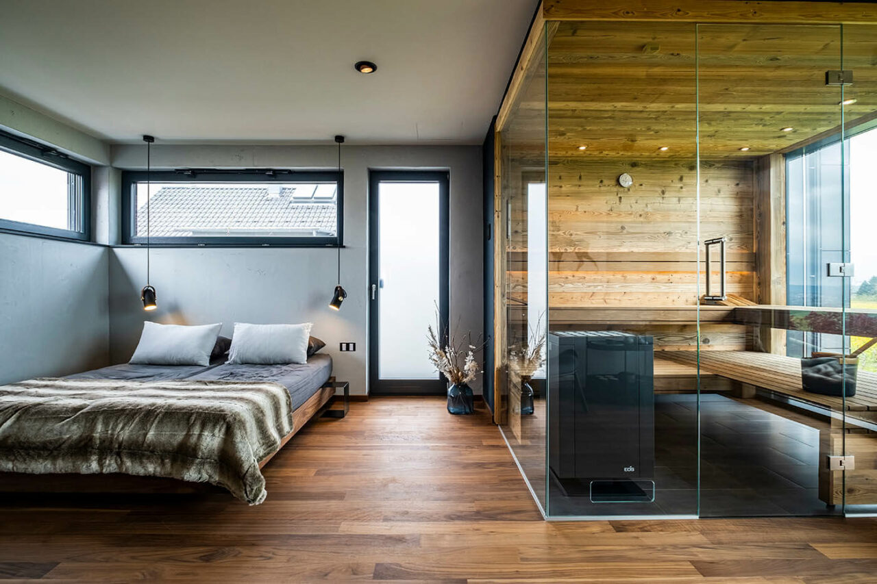 Design Sauna auf Garagendach 10 Sauna auf Garagendach: Altholzsauna in Maßanfertigung mit Glasfront und integriertem Außenfenster. Anbau bzw. Aubau auf dem Garagendach.