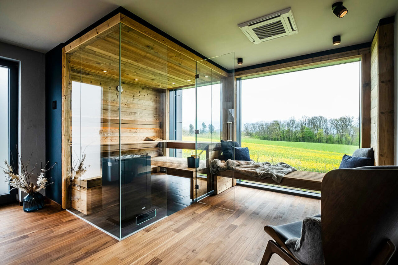 Saunabau Hannover | Nr. 1 für Sauna nach Maß 10 Sauna auf Garagendach: Altholzsauna in Maßanfertigung mit Glasfront und integriertem Außenfenster. Anbau bzw. Aubau auf dem Garagendach. Saunabau Hannover. Saunabau Oldenburg.