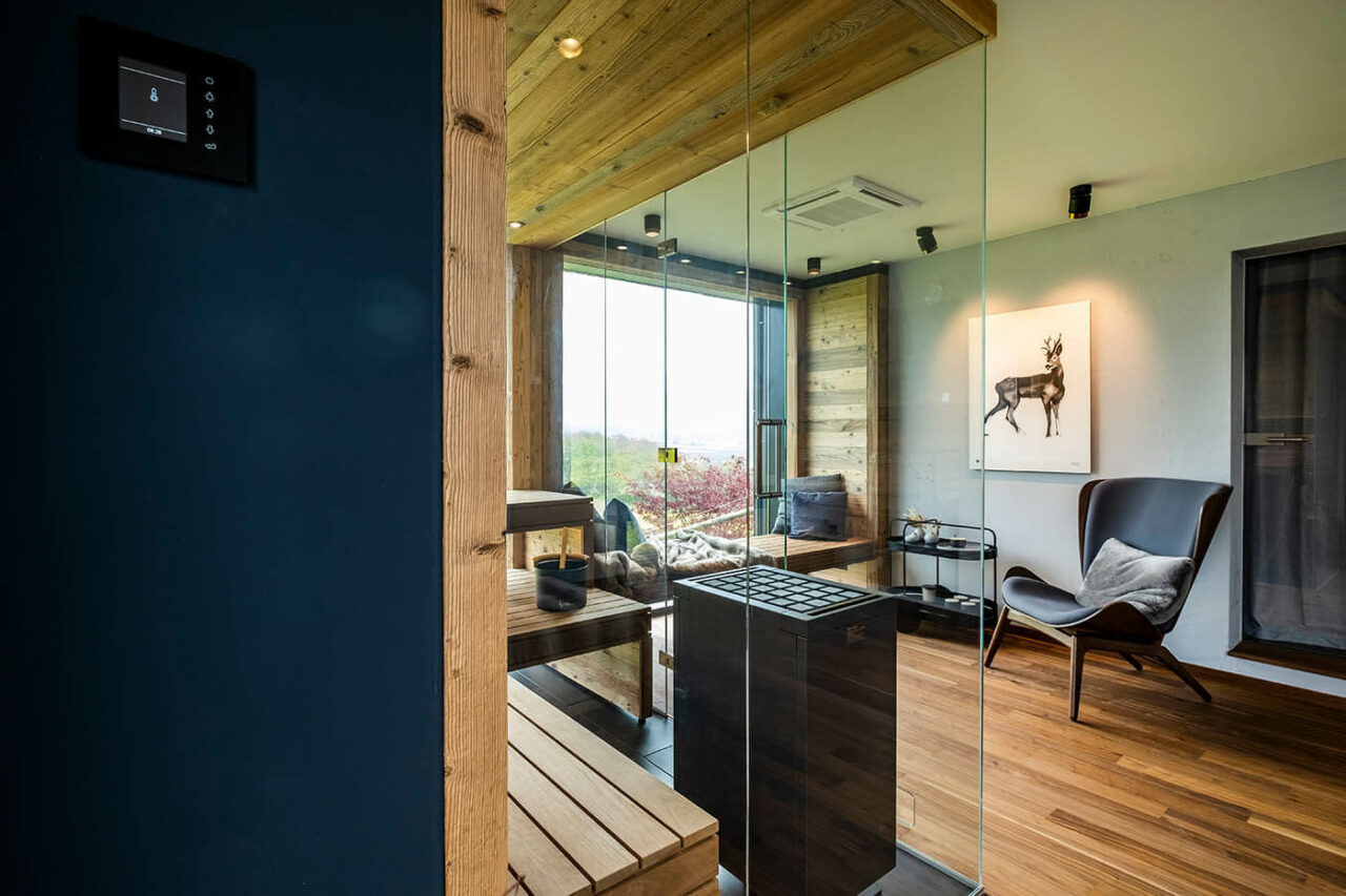 Design Sauna auf Garagendach 7 Sauna auf Garagendach: Altholzsauna in Maßanfertigung mit Glasfront und integriertem Außenfenster. Anbau bzw. Aubau auf dem Garagendach.