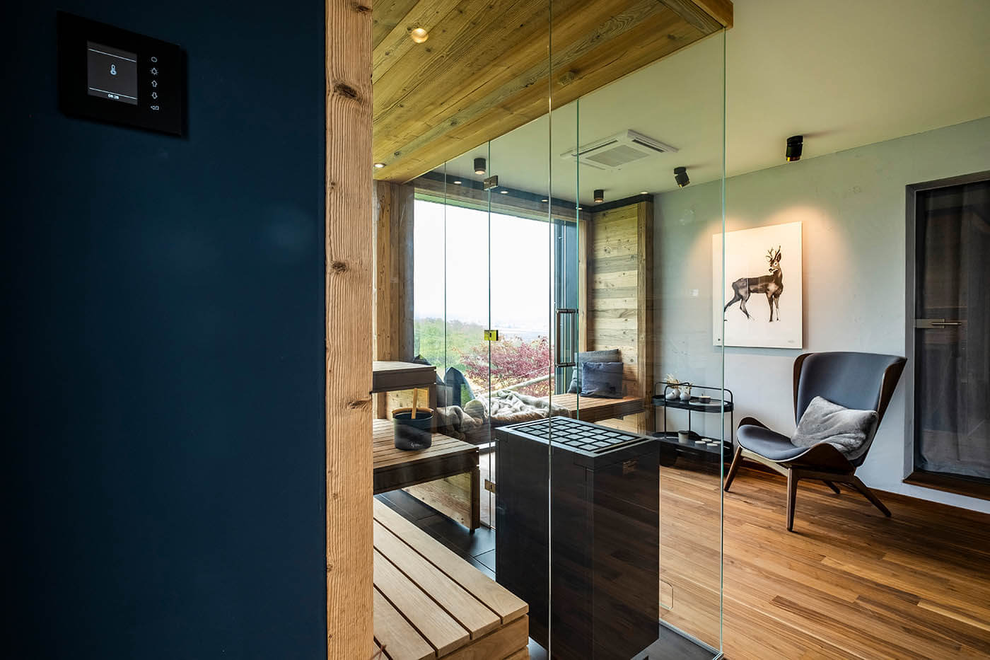 Design Sauna auf Garagendach 27 Sauna auf Garagendach: Altholzsauna in Maßanfertigung mit Glasfront und integriertem Außenfenster. Anbau bzw. Aubau auf dem Garagendach.