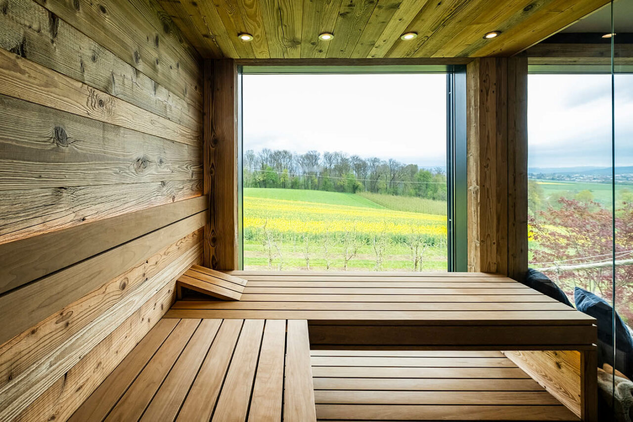 Design Sauna auf Garagendach 5 Sauna auf Garagendach: Altholzsauna in Maßanfertigung mit Glasfront und integriertem Außenfenster. Anbau bzw. Aubau auf dem Garagendach.