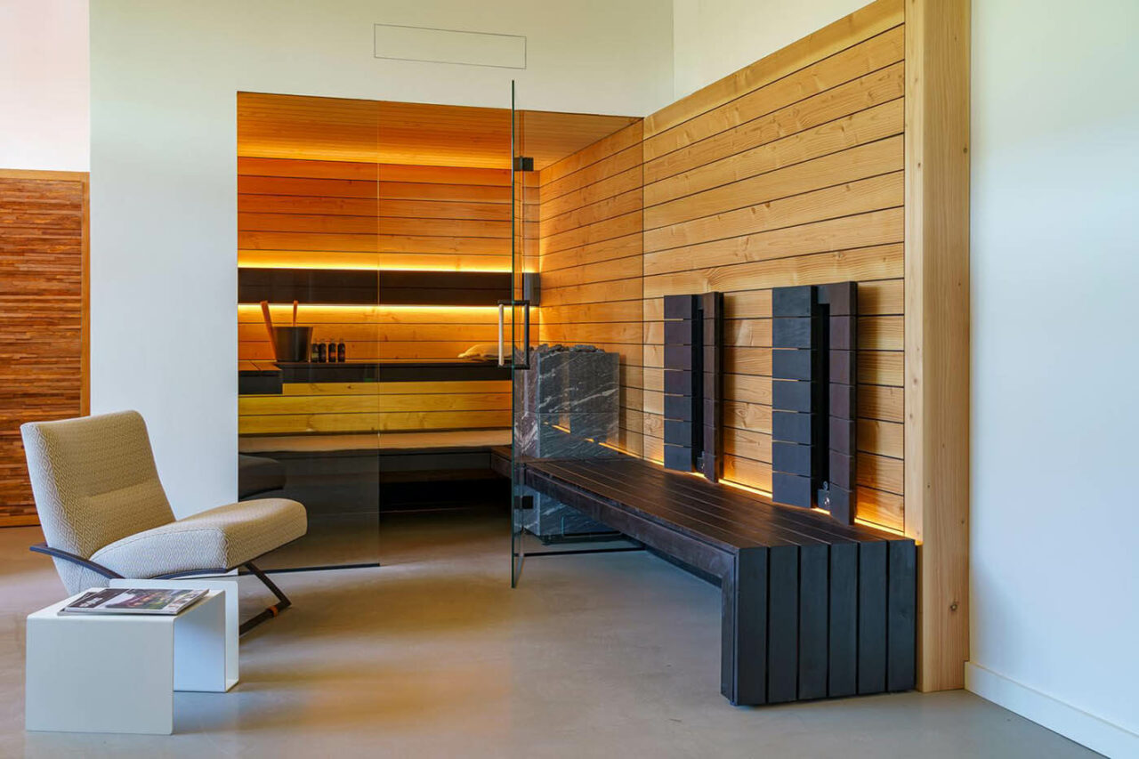 Sauna schwarze Pappel + Douglasie 124 Sauna schwarzes Holz: maßgefertigte Sauna mit Glasfront in Douglasie kombiniert mit schwarzer Pappel
