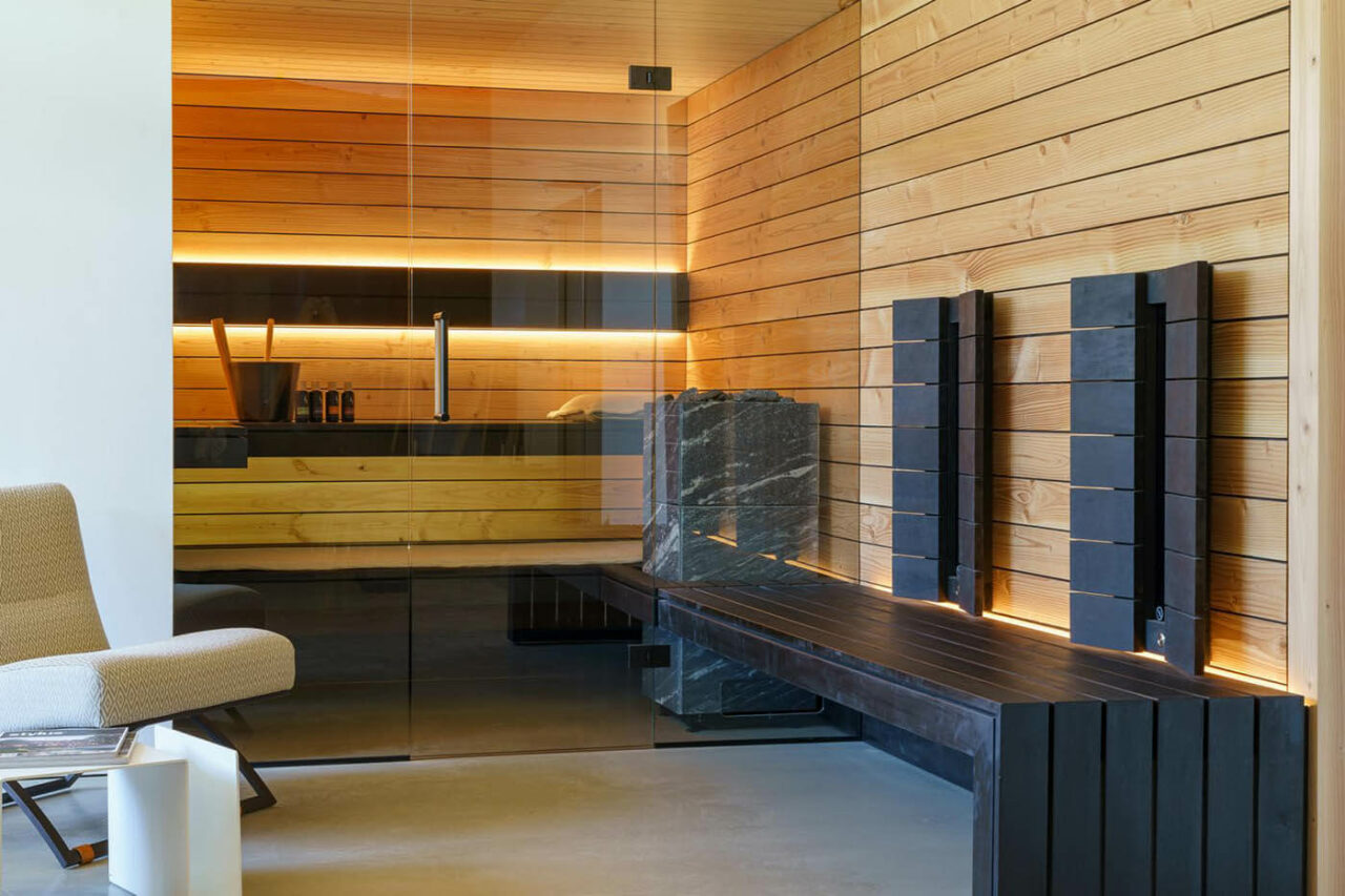 Sauna schwarze Pappel + Douglasie 121 Sauna schwarzes Holz: maßgefertigte Sauna mit Glasfront in Douglasie kombiniert mit schwarzer Pappel