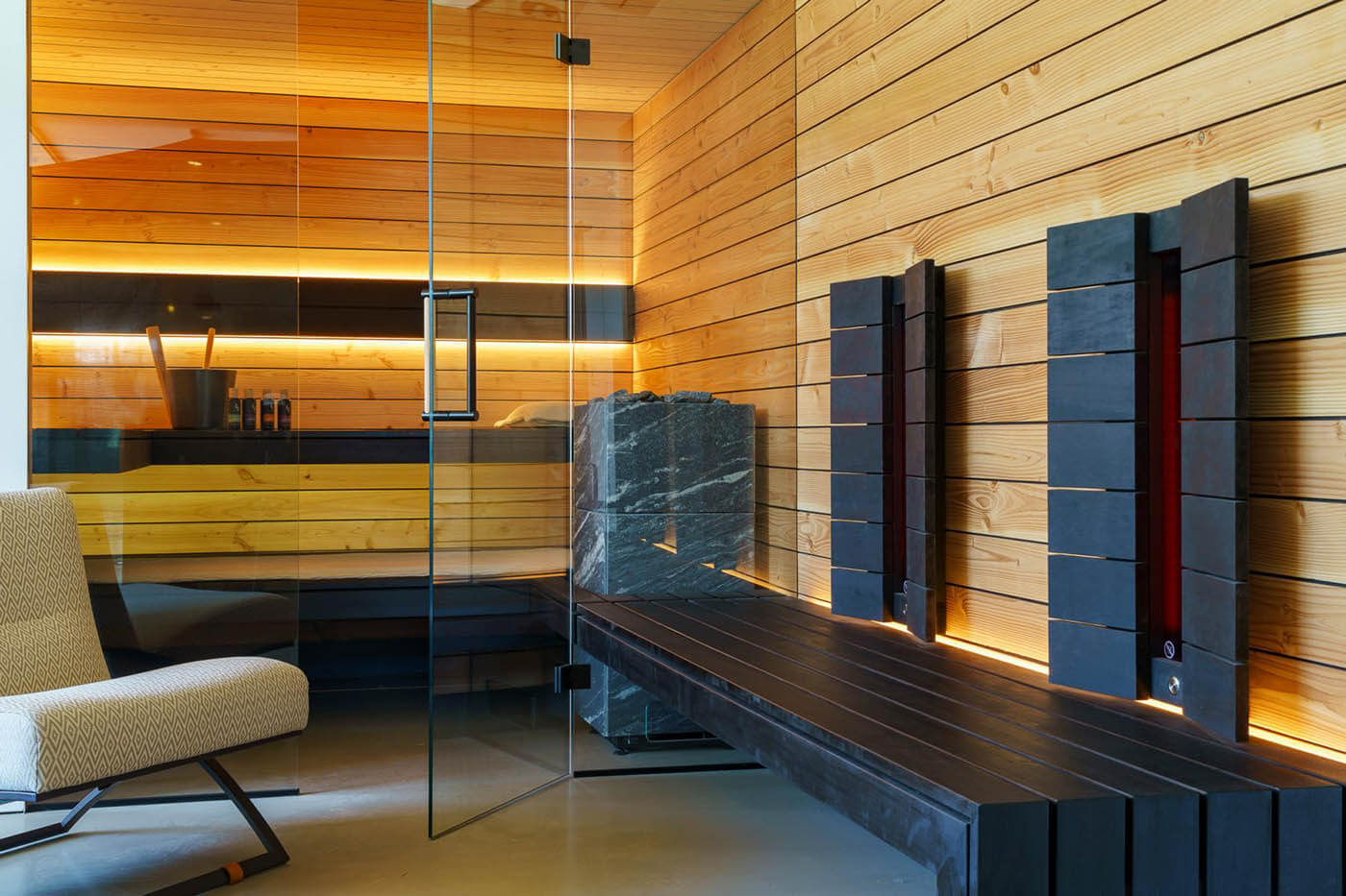 Sauna schwarze Pappel + Douglasie 144 Sauna schwarzes Holz: maßgefertigte Sauna mit Glasfront in Douglasie kombiniert mit schwarzer Pappel