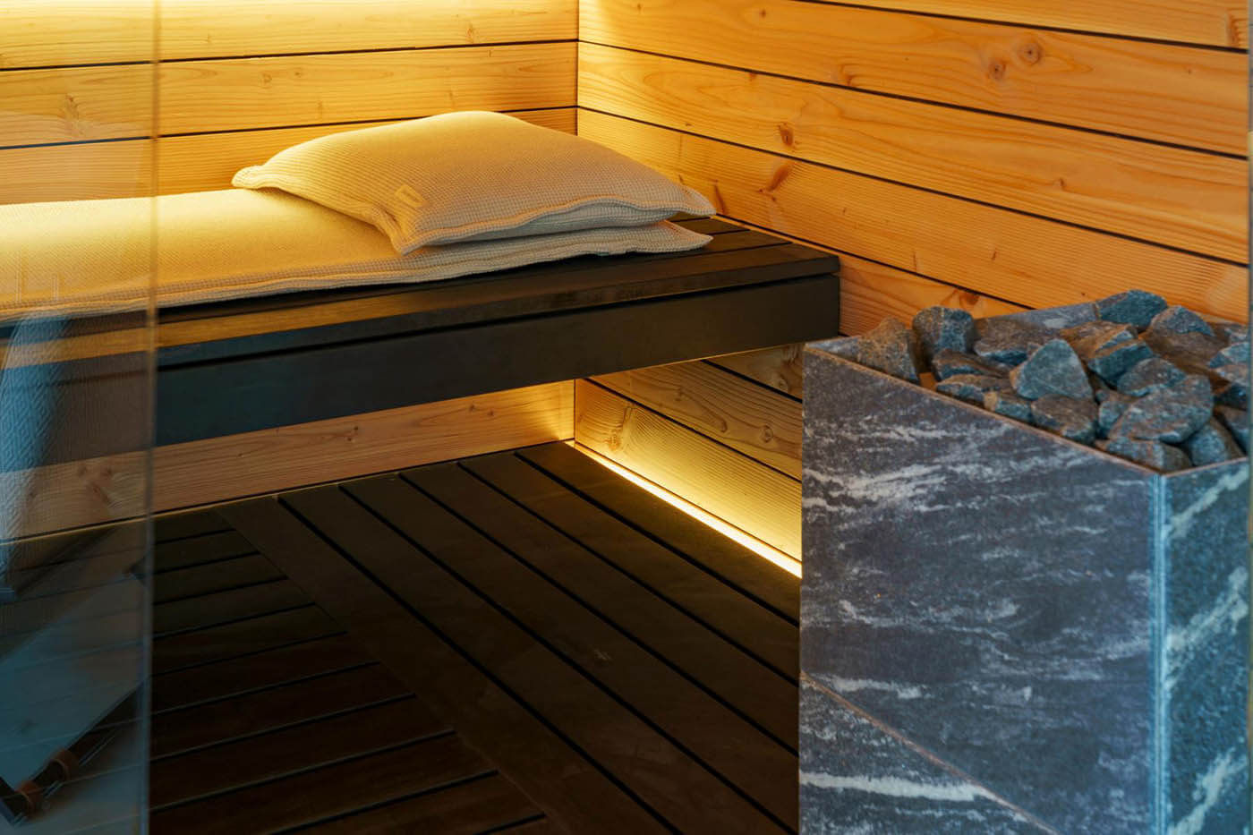 Sauna schwarze Pappel + Douglasie 140 Sauna schwarzes Holz: maßgefertigte Sauna mit Glasfront in Douglasie kombiniert mit schwarzer Pappel