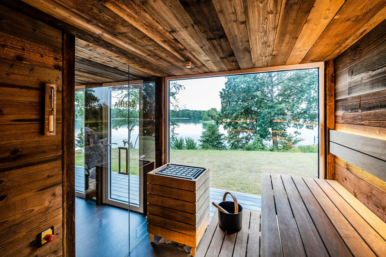Sauna + SPA für Hotels 6 Saunahaus als Hotel SPA: Gartensauna im Außenbereich direkt am See beim Hotel Lichtenberg mit Ruheraum und Dusche. Innengestaltung in Altholz, Außengestaltung passend zum Hotel.