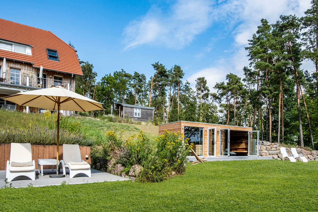Gartensauna 19 Außensauna Hotel: Gartensauna im Außenbereich direkt am See beim Hotel Lichtenberg mit Ruheraum und Dusche. Innengestaltung in Altholz, Außengestaltung passend zum Hotel.