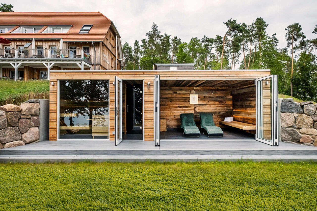 Gartensauna 28 Außensauna Hotel: Gartensauna im Außenbereich direkt am See beim Hotel Lichtenberg mit Ruheraum und Dusche. Innengestaltung in Altholz, Außengestaltung passend zum Hotel.