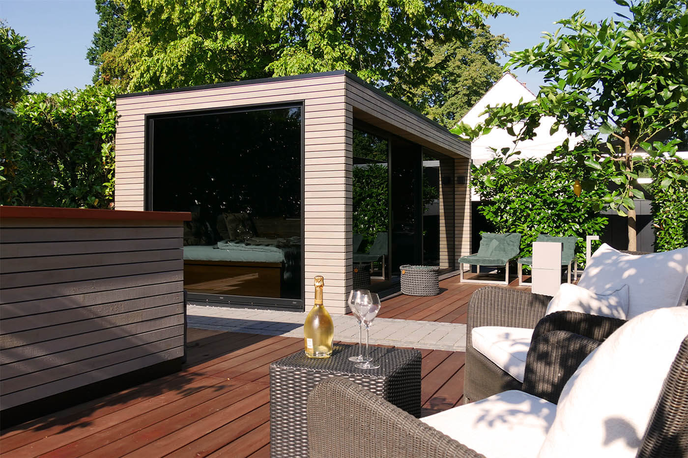 Außensauna: CHALET Lärche Patina 70 Gartensauna mit Dusche und Ruheraum: Blick auf das Saunahaus mit Whirlpool