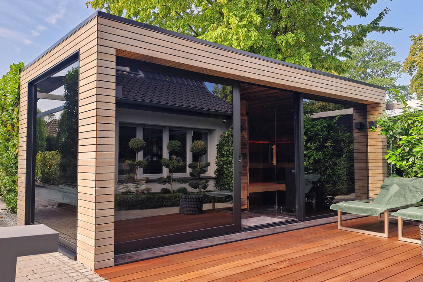 Design Gartensauna CUBUS 4 Gartensauna mit Dusche und Ruheraum. Außengestaltung mit Profilholz.
