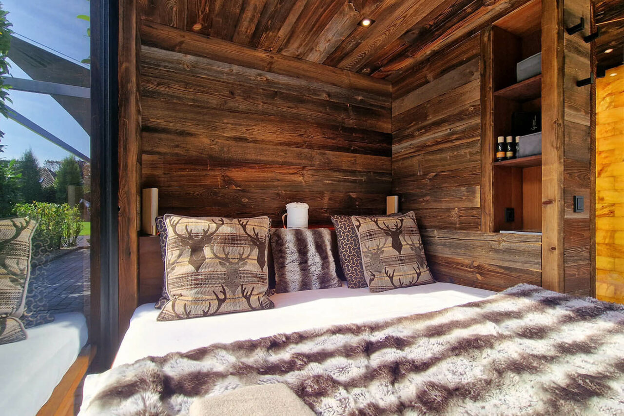 Gartensauna mit Dusche und Ruheraum 8 Gartensauna mit Dusche und Ruheraum: Blick in den Ruheraum in Altholz