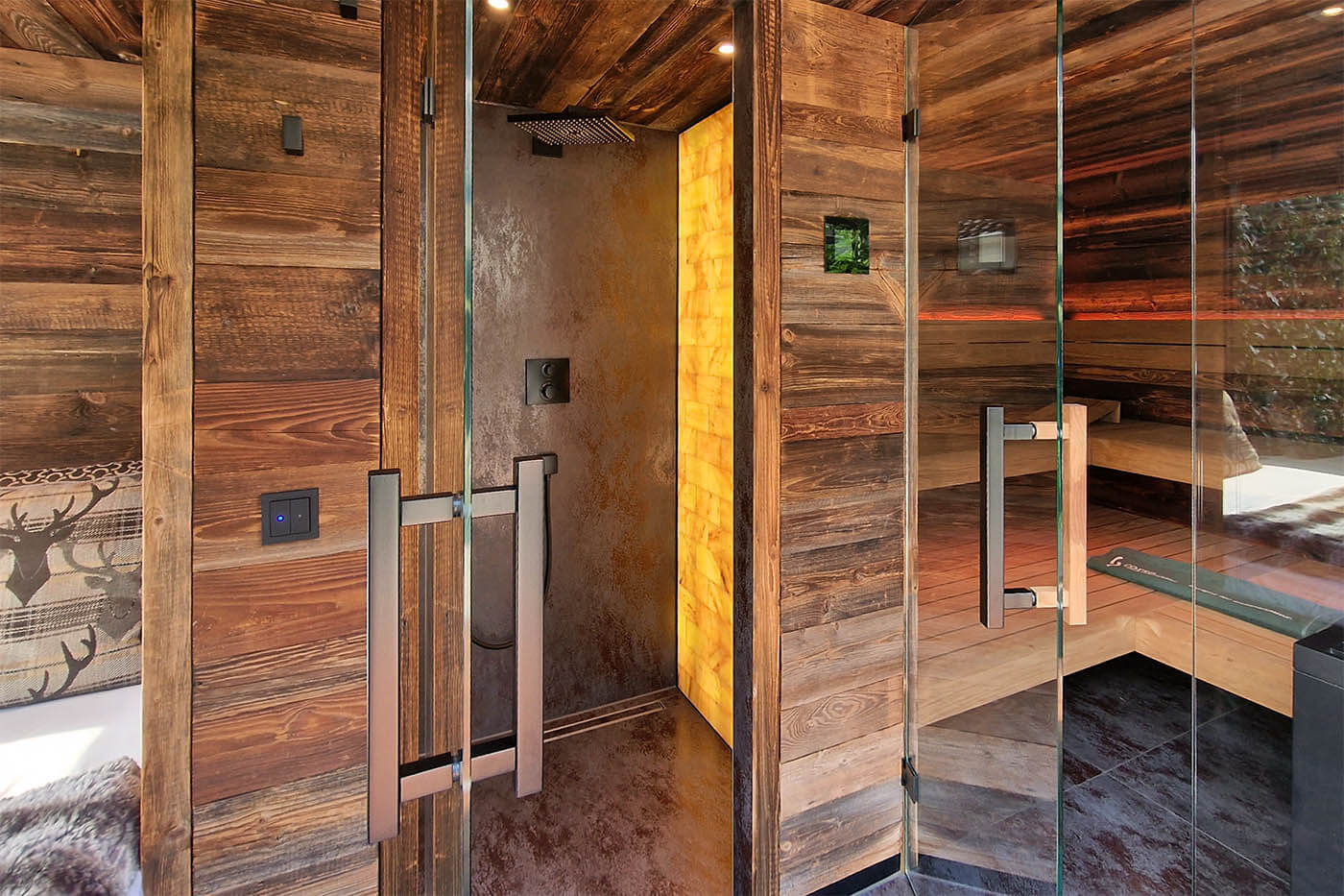 Gartensauna mit Dusche und Ruheraum 11 Gartensauna mit Dusche und Ruheraum: Blick in die Dusche mit Salzsteinwand