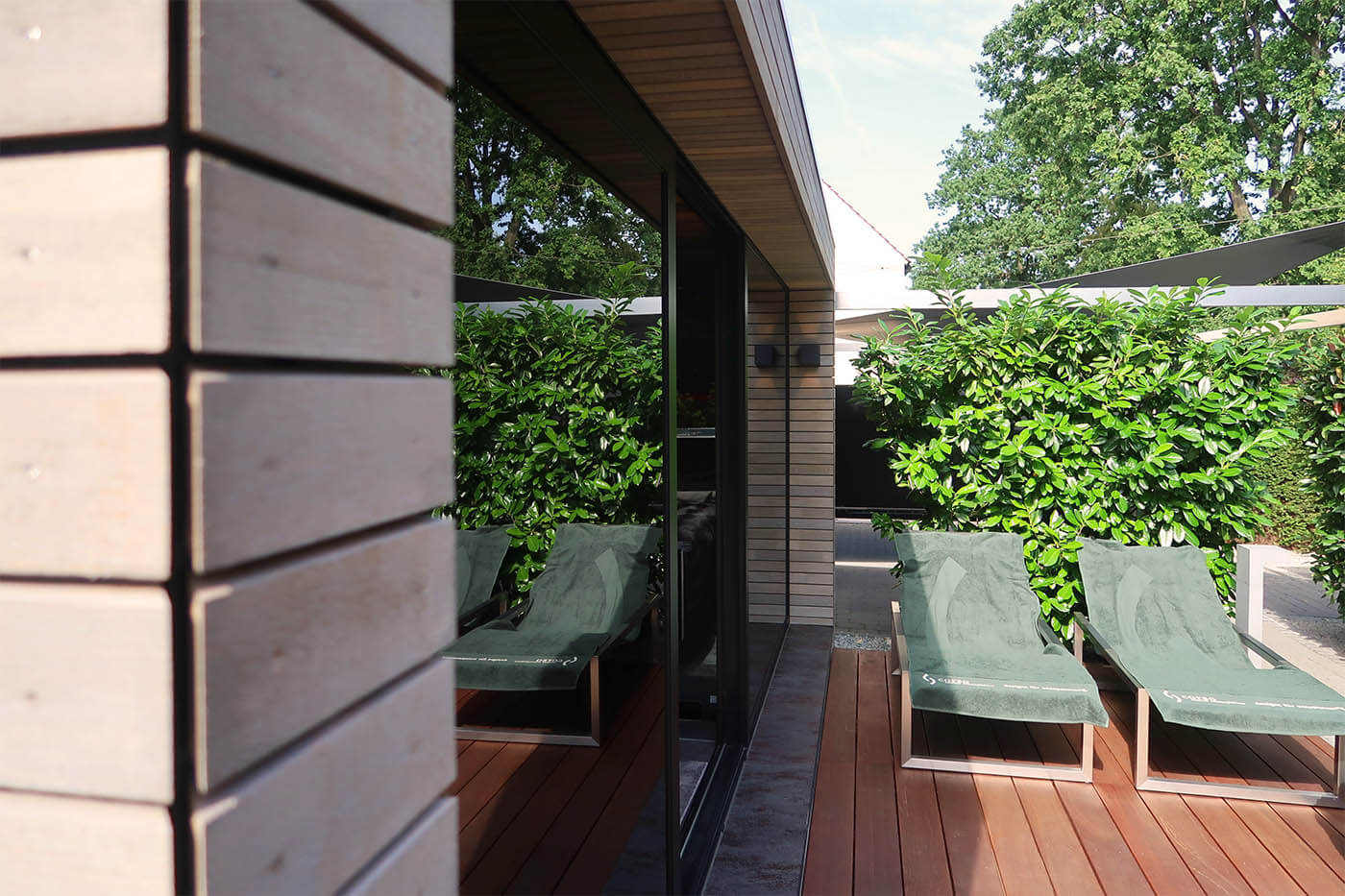 Außensauna: CHALET Lärche Patina 71 Gartensauna mit Dusche und Ruheraum. Außengestaltung mit Profilholz.