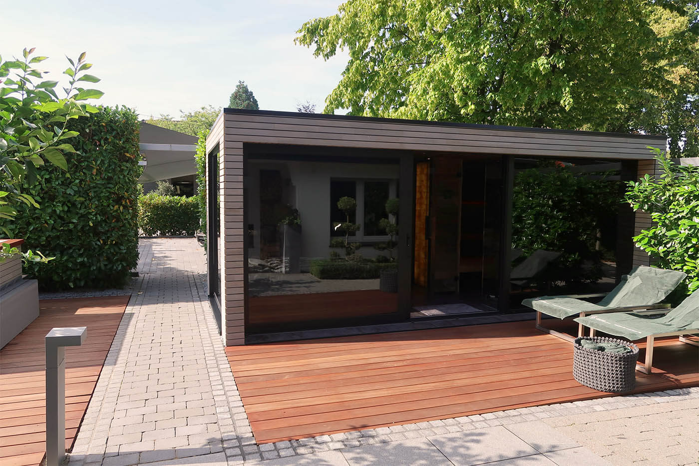 Außensauna: CHALET Lärche Patina 72 Gartensauna mit Dusche und Ruheraum. Außengestaltung mit Profilholz.