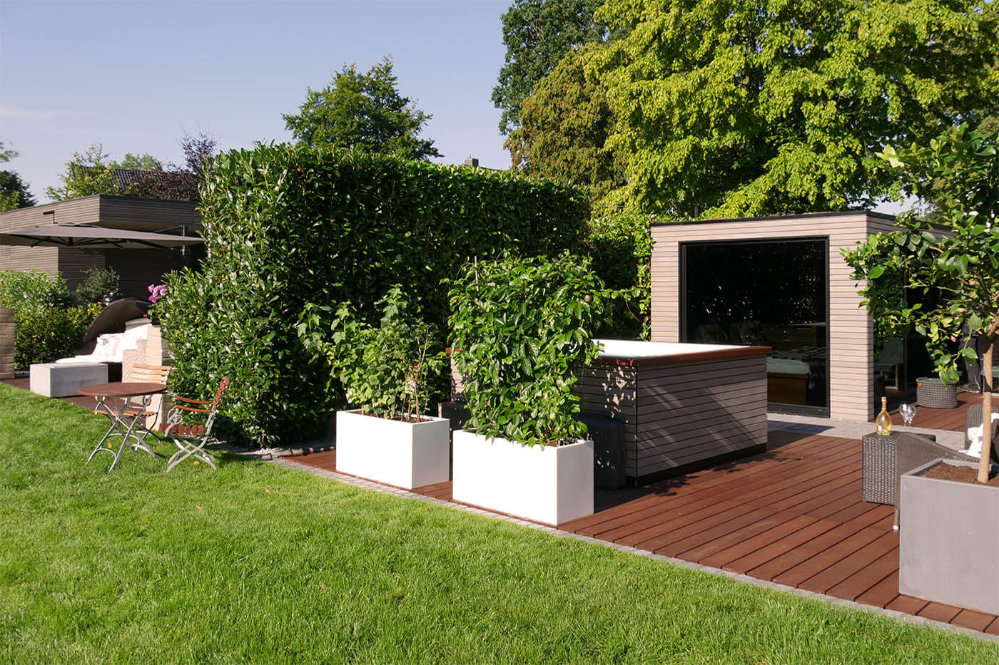 Außensauna: CHALET Lärche Patina 74 Gartensauna mit Dusche und Ruheraum: Blick auf das Saunahaus mit Whirlpool