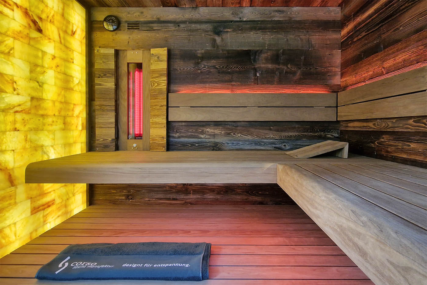 INFRAROTSAUNA 12 Gartensauna mit Dusche und Ruheraum: Sauna in Altholz mit Infrarotstrahler und Salzsteinwand