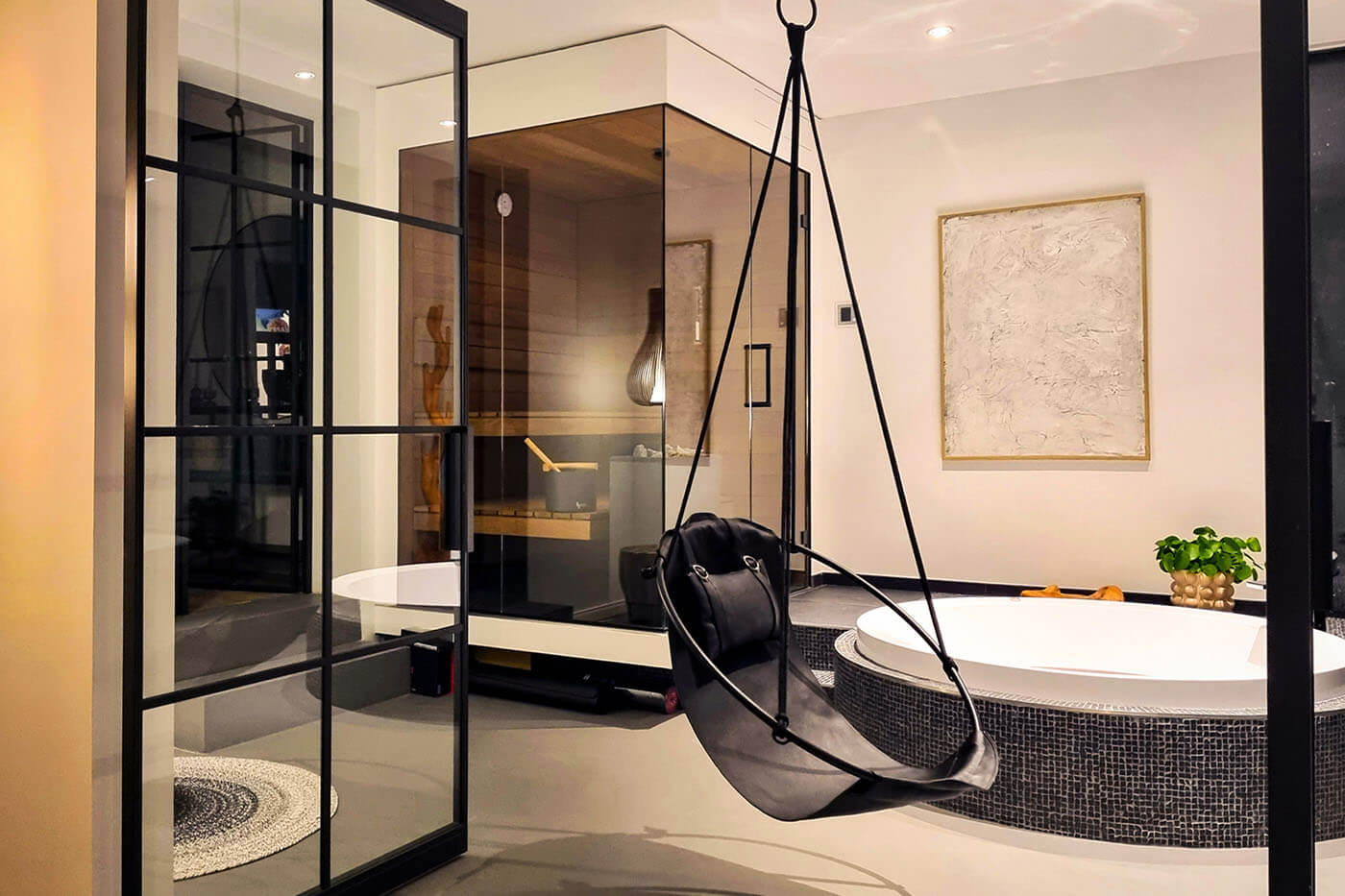 Design Ecksauna im modernen Bad 26 Design Ecksauna in Thermo Espenholz mit zweiseitige Verglasung und schwebenden Saunabänken. Modernes Bad in schwarz-weißer Gestaltung mit eingelassener Badewanne. Sauna nach Maß aus der corso sauna manufaktur.