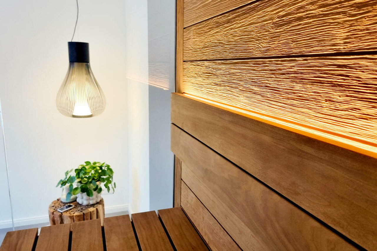 Design Ecksauna im modernen Bad 5 Gebürstete Thermo-Espe: Design Ecksauna in Thermo Espenholz mit zweiseitige Verglasung und schwebenden Saunabänken. Modernes Bad in schwarz-weißer Gestaltung mit eingelassener Badewanne. Sauna nach Maß aus der corso sauna manufaktur.