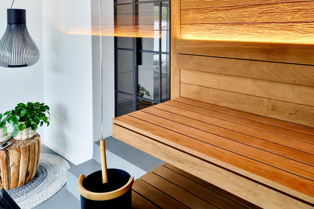 Design Ecksauna im modernen Bad 9 Gebürstete Thermo-Espe: Design Ecksauna in Thermo Espenholz mit zweiseitige Verglasung und schwebenden Saunabänken. Modernes Bad in schwarz-weißer Gestaltung mit eingelassener Badewanne. Sauna nach Maß aus der corso sauna manufaktur.